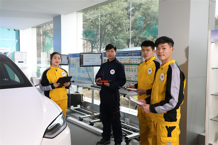 【油車維修工不會修新能源車？】短期的汽車新能源技術更適合成年人選擇！