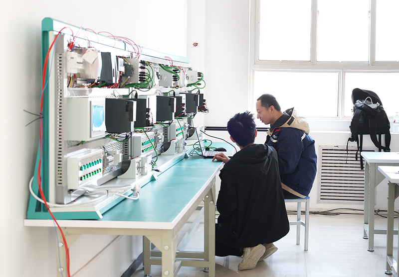 電工PLC技術(shù)好學(xué)嗎？初高中畢業(yè)生學(xué)電工PLC技術(shù)前景如何？