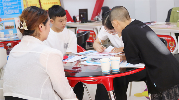 高考出分，中考結(jié)束，西安萬通接待中心，異常火爆~