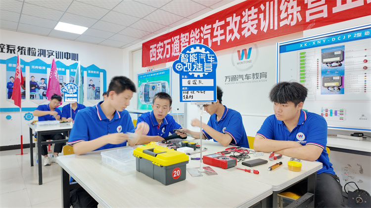 西安萬(wàn)通智能汽車(chē)改造營(yíng)圓滿收官！這群學(xué)生玩轉(zhuǎn)黑科技，帥炸了！