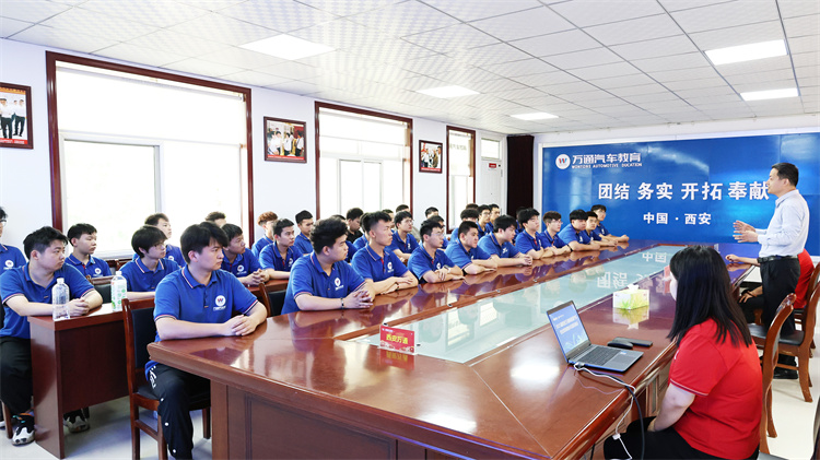 西安萬通&恒泰特斯拉2025新能源雙高班啟航：總監(jiān)課堂進校園，學子入企探未來