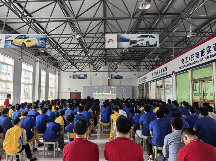 銘記與傳承—— 西安萬通汽車學(xué)校組織觀看“紀念中國人民抗日戰(zhàn)爭暨世界反法西斯戰(zhàn)爭勝利80周年兵式“