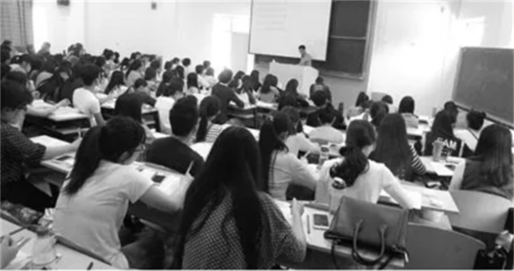 免費(fèi)學(xué)徒、低價(jià)培訓(xùn)：人家賺的不是學(xué)費(fèi)，是你未來(lái)兩年的時(shí)間。