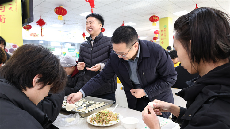  冬至將至，情滿校園——西安萬(wàn)通汽車學(xué)校師生共包餃子迎佳節(jié)