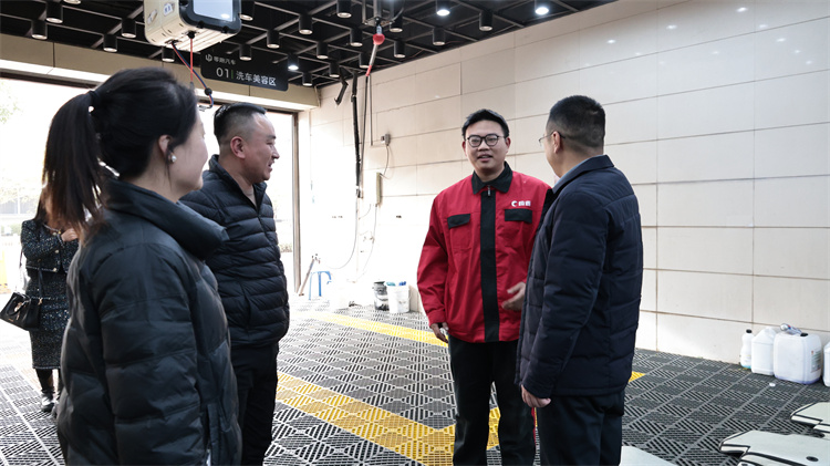 十年攜手育英才，深切關(guān)懷暖人心——西安萬通汽車學(xué)校校長回訪恒泰集團并探望優(yōu)秀畢業(yè)生