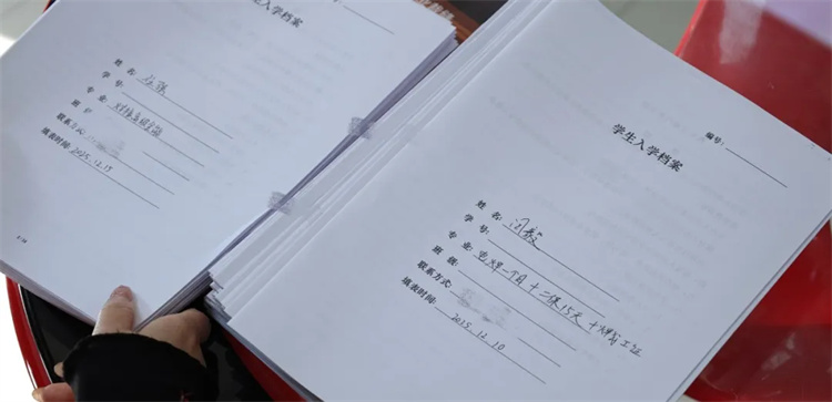 從“學(xué)歷賽道”到“技能戰(zhàn)場(chǎng)”：大學(xué)生為何轉(zhuǎn)身?yè)肀Ш附铀{(lán)海？