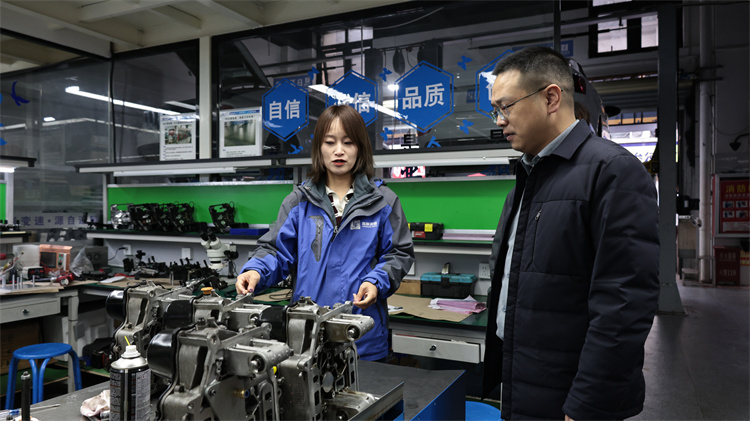 深化校企紐帶，共育工匠英才   西安萬通汽車學(xué)校校長李登寶一行回訪連順變速箱并探望優(yōu)秀畢業(yè)生