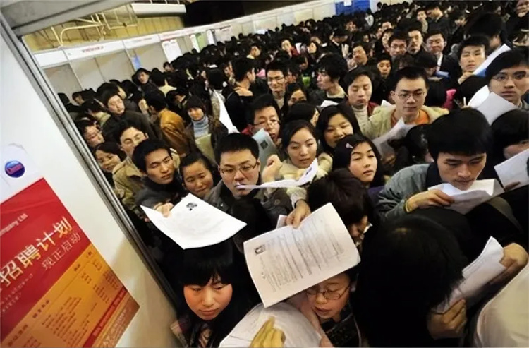 從“回爐讀職校”到“我要考職?！保捍髮W生主動學技術，是出路還是新趨勢？