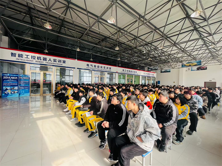 筑牢安全防線，護航青春夢想——西安萬通汽車學校舉辦校園安全法制專題講座