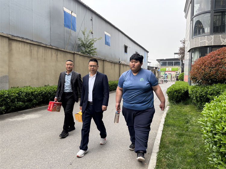 一場跨越課堂的對話：西安萬通校長親自家訪，把“關(guān)愛”送到家