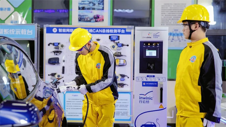 別讓擴(kuò)招蒙住眼：普高不是終點(diǎn)站，初中生家長(zhǎng)的“職業(yè)起跑線”該劃在哪？