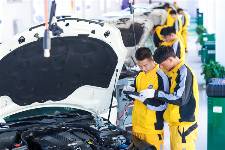 西安萬(wàn)通汽車學(xué)校2026年【高端車與新能源運(yùn)維高級(jí)技師專業(yè)】招生簡(jiǎn)章
