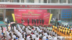 新技術(shù)炫酷刺激   學(xué)子們爭相圍觀