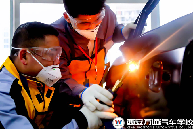 西安萬通汽車外形改裝實(shí)訓(xùn)課堂