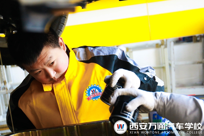 西安萬通汽車學(xué)校新生學(xué)子首次課堂實(shí)訓(xùn)