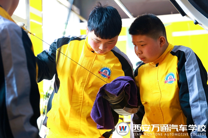 西安萬通汽車學(xué)校新生學(xué)子首次課堂實(shí)訓(xùn)