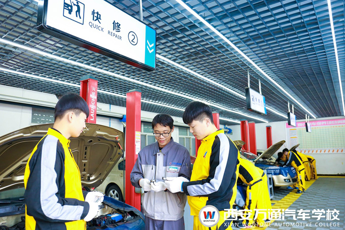 西安萬(wàn)通汽車學(xué)校學(xué)子實(shí)訓(xùn)課堂