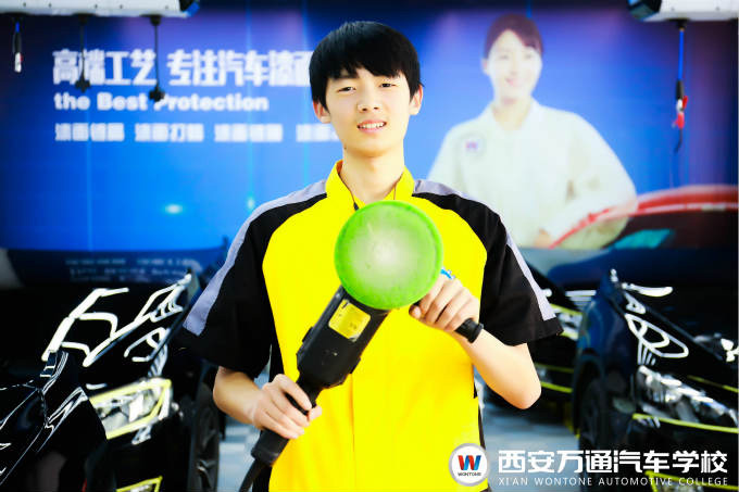 西安萬通汽車學(xué)校學(xué)技術(shù)的中學(xué)生 西安萬通汽車學(xué)校學(xué)技術(shù)的中學(xué)生