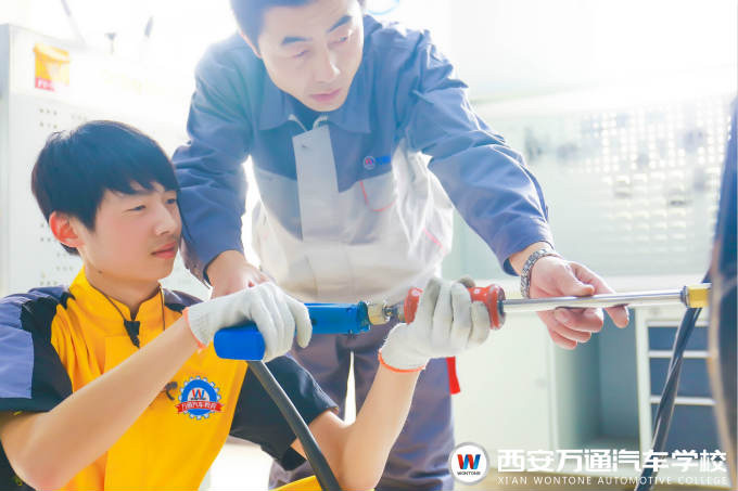 西安萬通汽車學(xué)校學(xué)技術(shù)的中學(xué)生 西安萬通汽車學(xué)校學(xué)技術(shù)的中學(xué)生