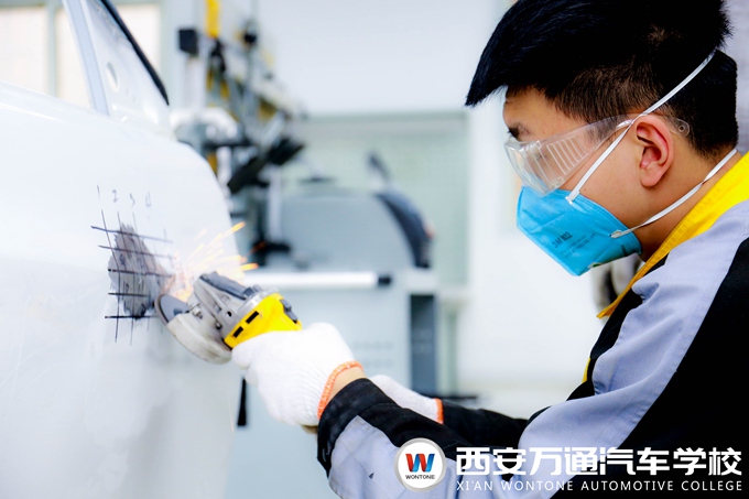 西安萬通汽車學(xué)校汽車鈑金實訓(xùn)課堂