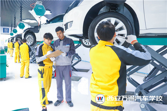 行車路上，汽車輪胎卡進(jìn)石子怎么辦？