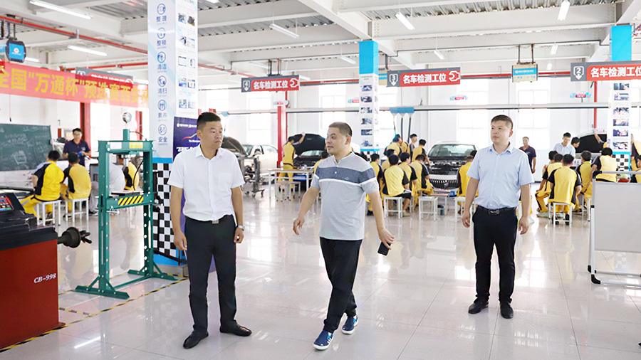 汽修行業(yè)頂級大師李東江教授蒞臨西安萬通講學(xué)3