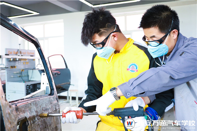 鈑金學(xué)習(xí)，西安學(xué)汽車鈑金噴涂，就來萬通汽車學(xué)校！