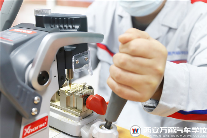 學(xué)高端汽車配鑰匙技術(shù)，就來西安萬通汽車學(xué)校！