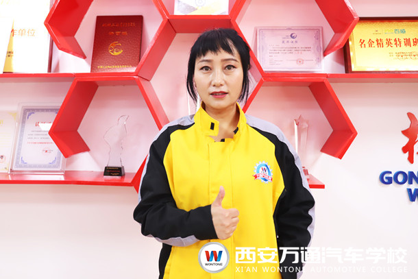 女老板來萬通進(jìn)修技術(shù)：汽修行業(yè)不只是男性的天下！