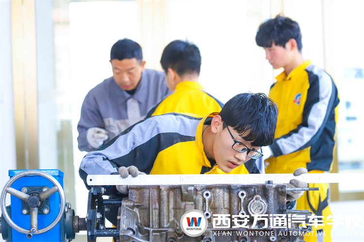 想學(xué)汽修技術(shù)的年輕人如何選擇？汽修店和汽修學(xué)校哪個(gè)好？