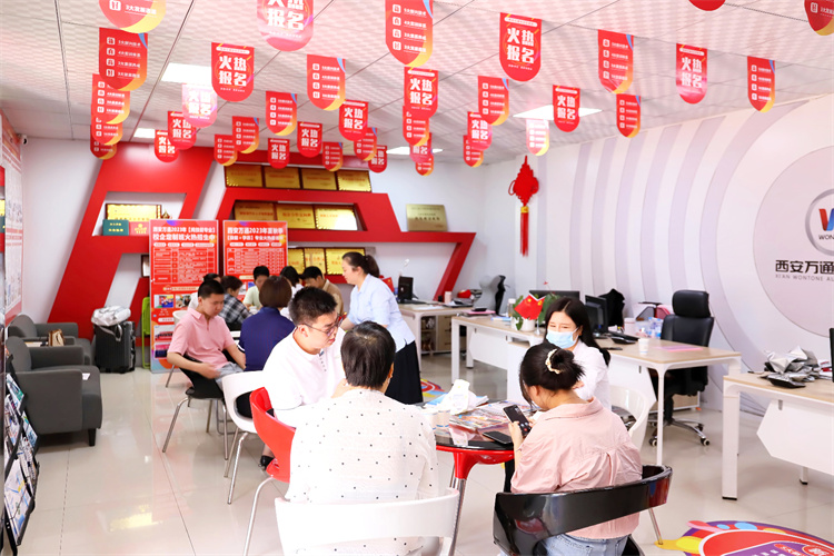 現(xiàn)場火爆！這些考生和家長都往這所學(xué)校跑…… 圍觀西安萬通火熱招生現(xiàn)場