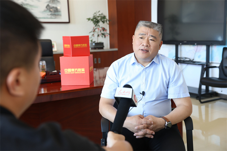 成就學(xué)子，賦能產(chǎn)業(yè)丨人民網(wǎng)再進(jìn)萬通汽車教育，探訪新能源專業(yè)奧秘